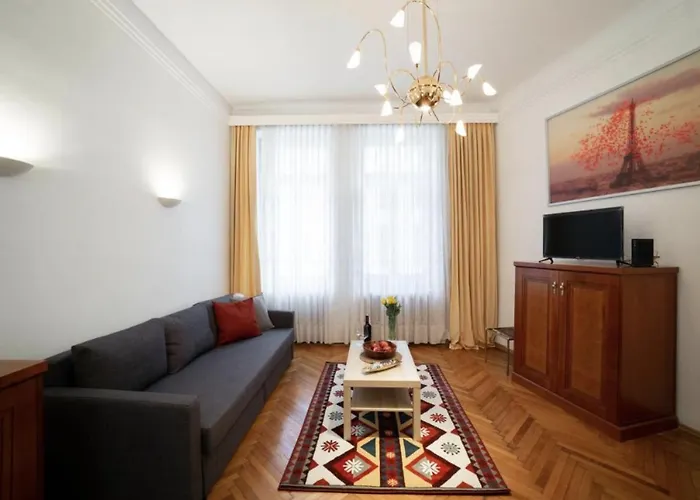 Calm 60m2 Flat Close To Center - Free Parking *