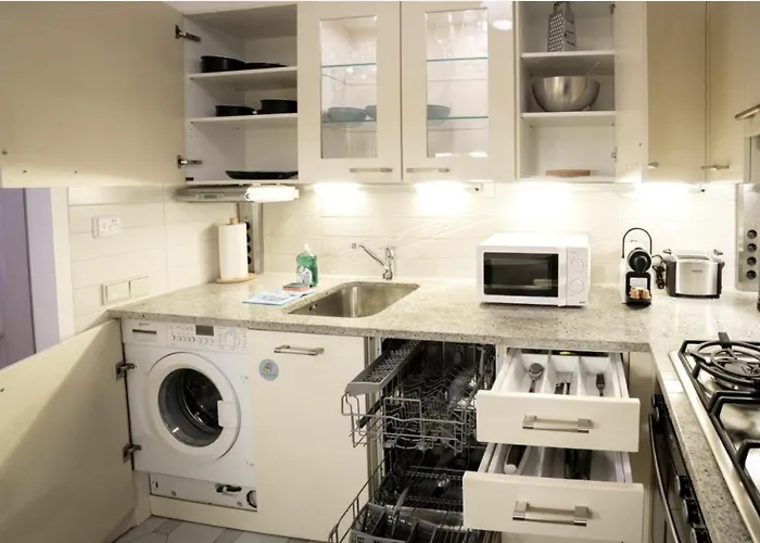 Calm 60m2 Flat Close To Center - Free Parking *